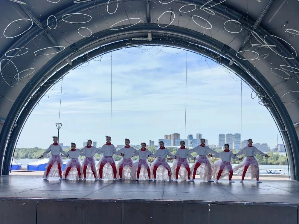 Прекрасный солнечный день ☀️
Коллективы Перформанс Арт Центра сегодня на сцене Набережной г. Новосиб