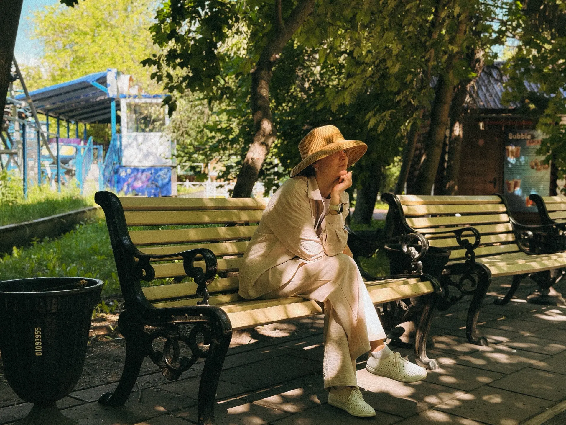 Гуляла сегодня в парке и накатило... Представила, что я маленькая, рядом бабушка с дедушкой, которое