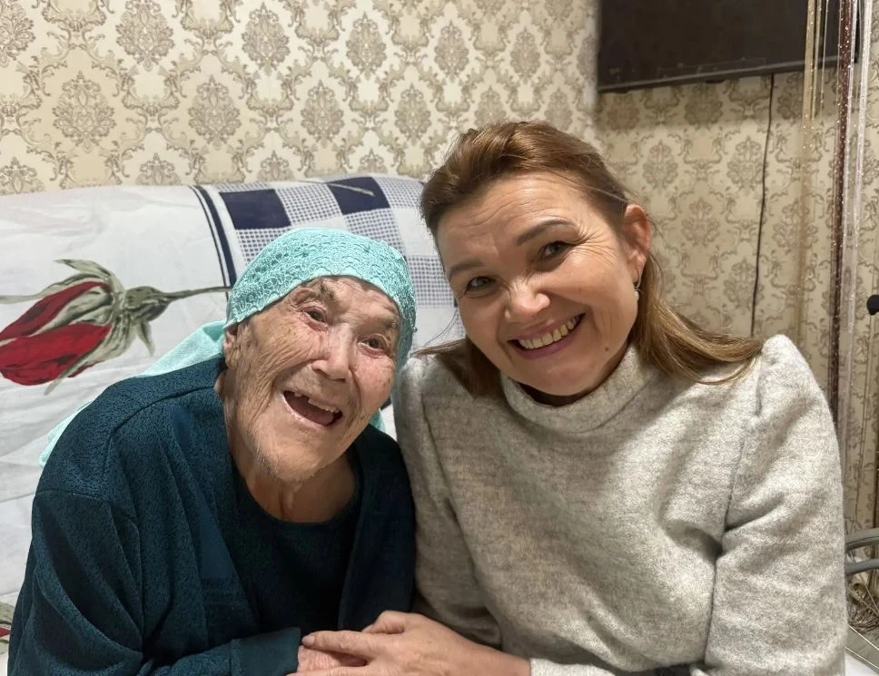 Инде күптәннән 100 яшьлек баскычны узган Мәһмүрә апа Әмирҗанова кунакларга ихластан сөе...