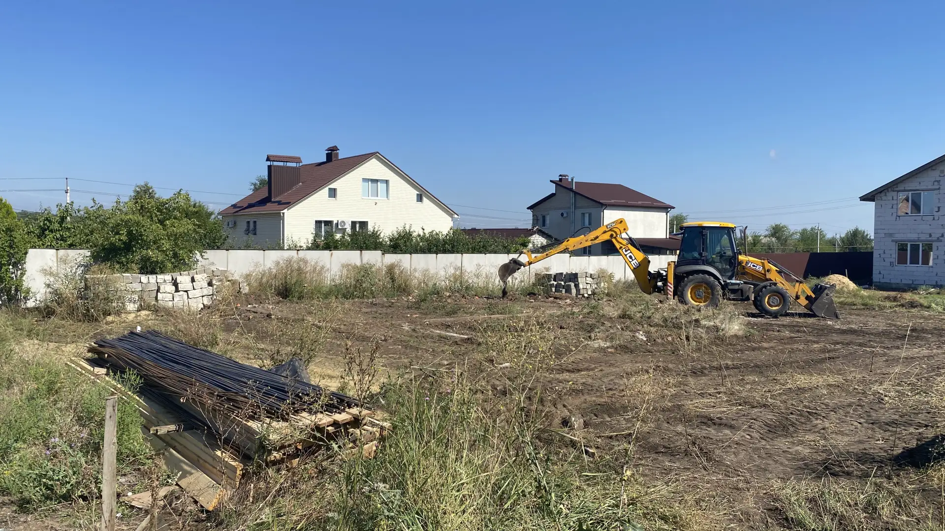Пока на одном объекте готовится заливка бетона для ленточного фундамента, мы готовимся ...