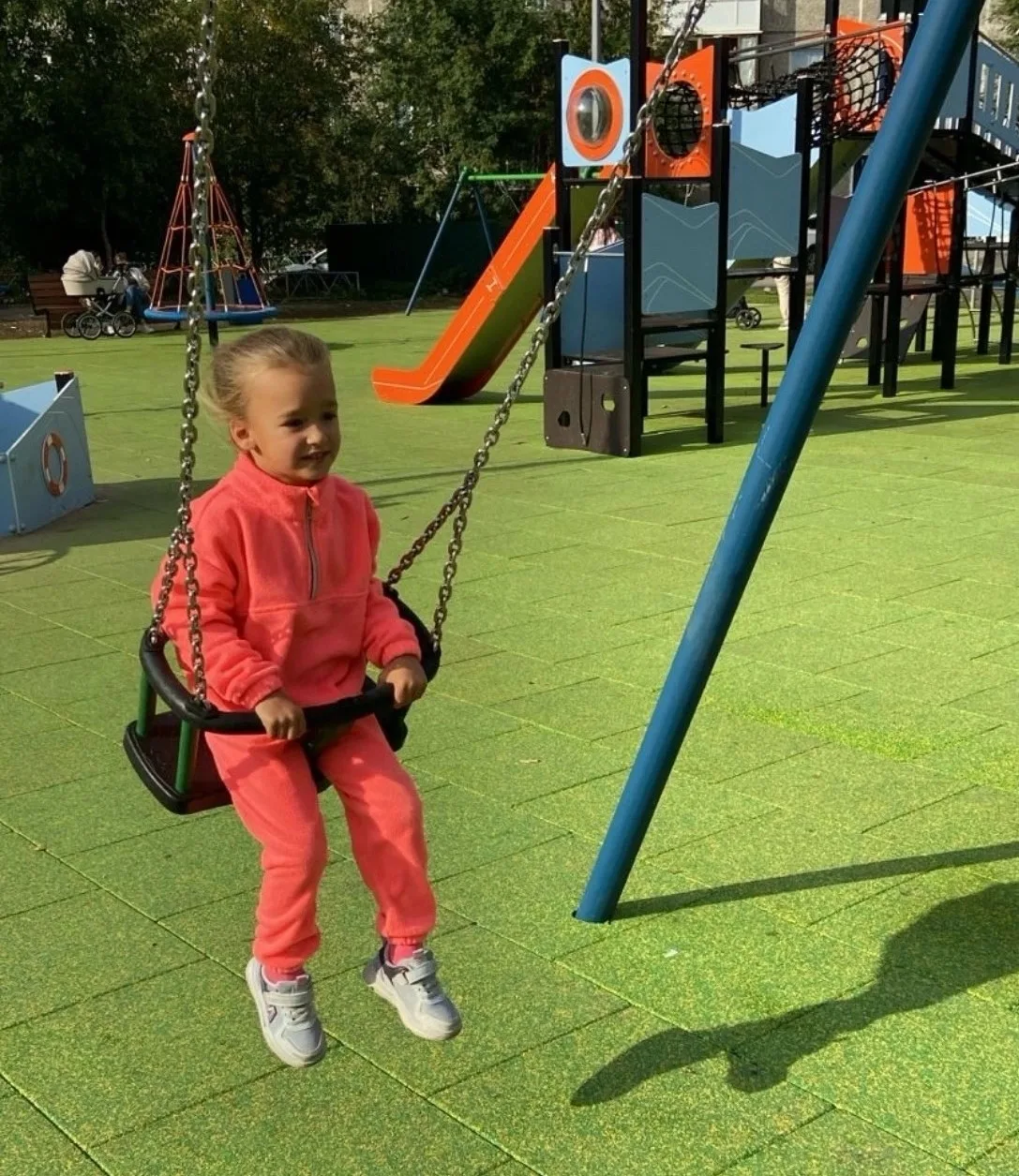 🎡 4 августа - День качания на качелях — душевный праздник, возвращающий в детство.