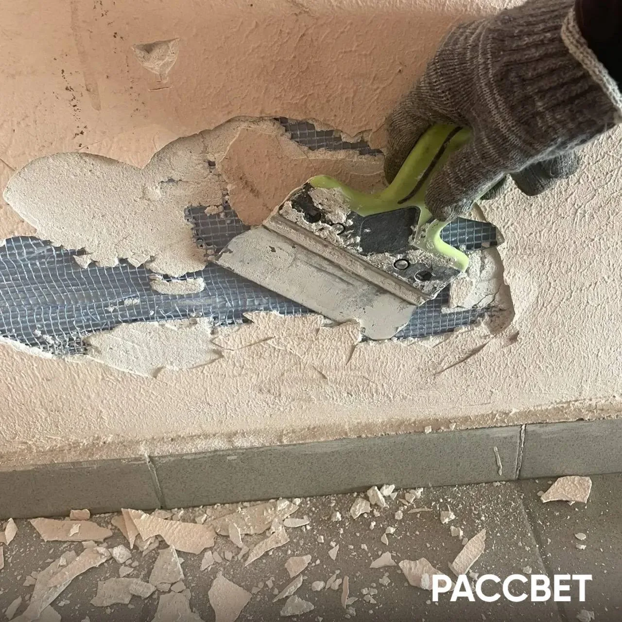 На ЖК "Рассвет" в местах общего пользования выполнен ремонт повреждённого участка стены. 

Перед нач