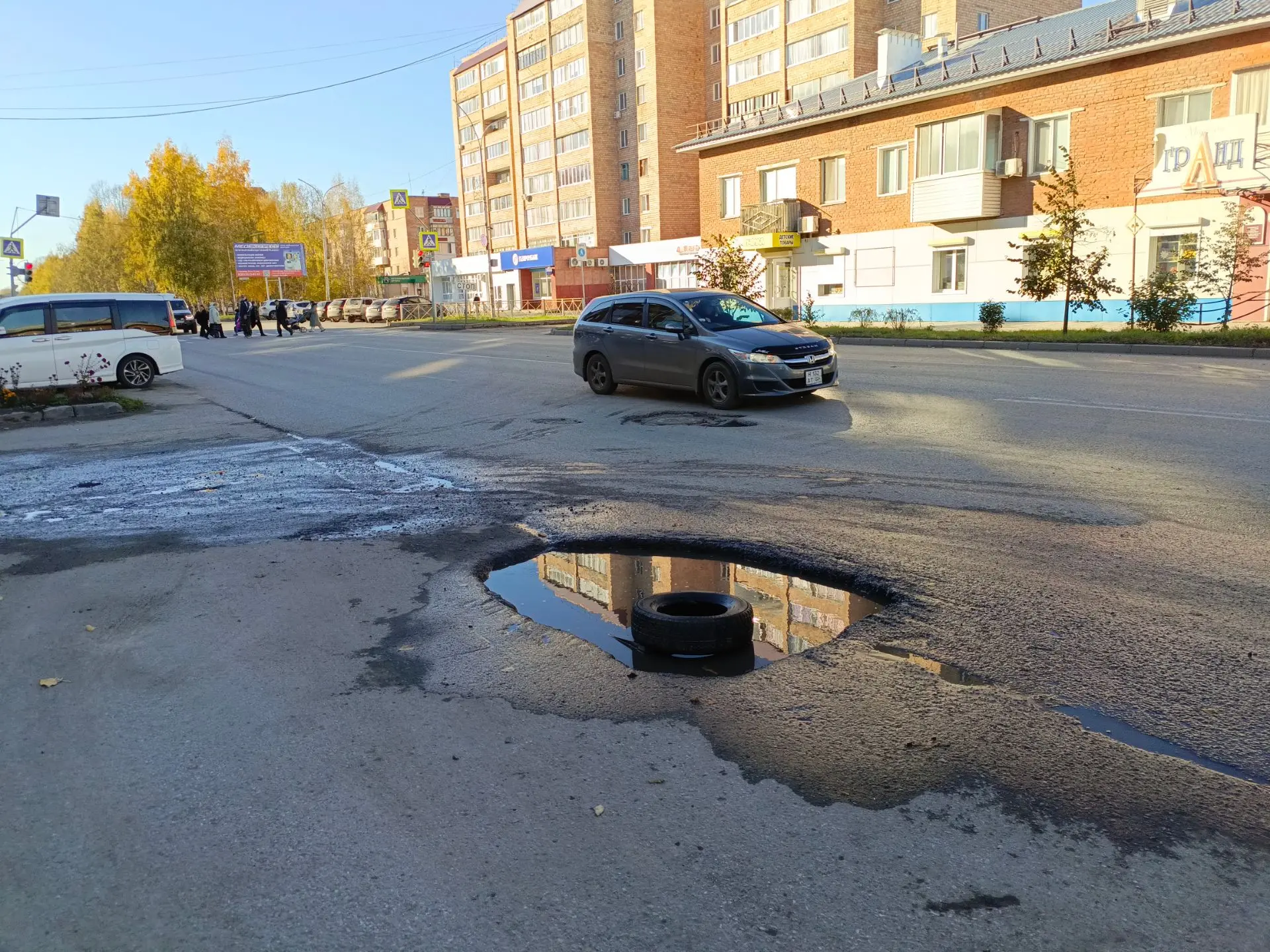 Лужа ушла и стал виден масштаб беды. Яма, действительно, большая. Будьте осторожны ⚠️