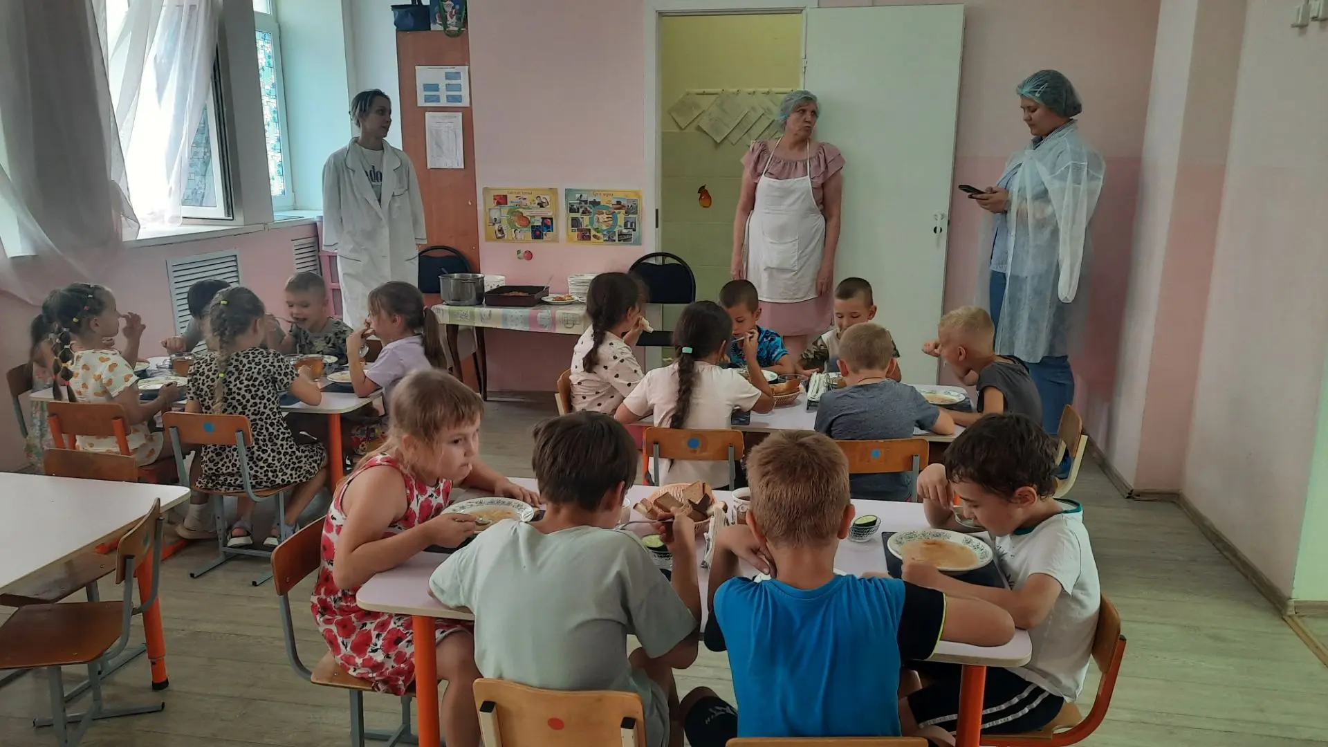 Обед-главный приём пищи! После прогулки ребята с большим аппетитом едят блюда, приготов...