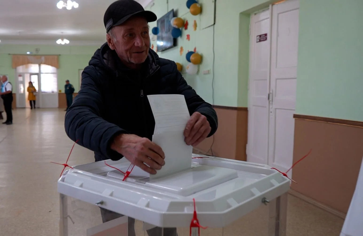 Стартовали выборы.   Карпинские участковые избирательные комиссии приступили к работе. ...