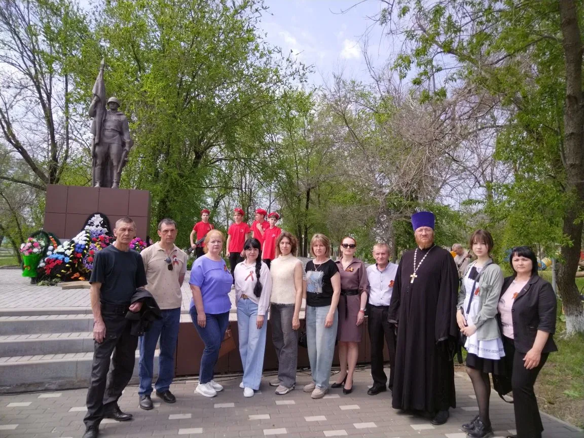 Возложение венка к памятнику воинам 33-ей гвардейской стрелковой дивизии в честь 81-й г...
