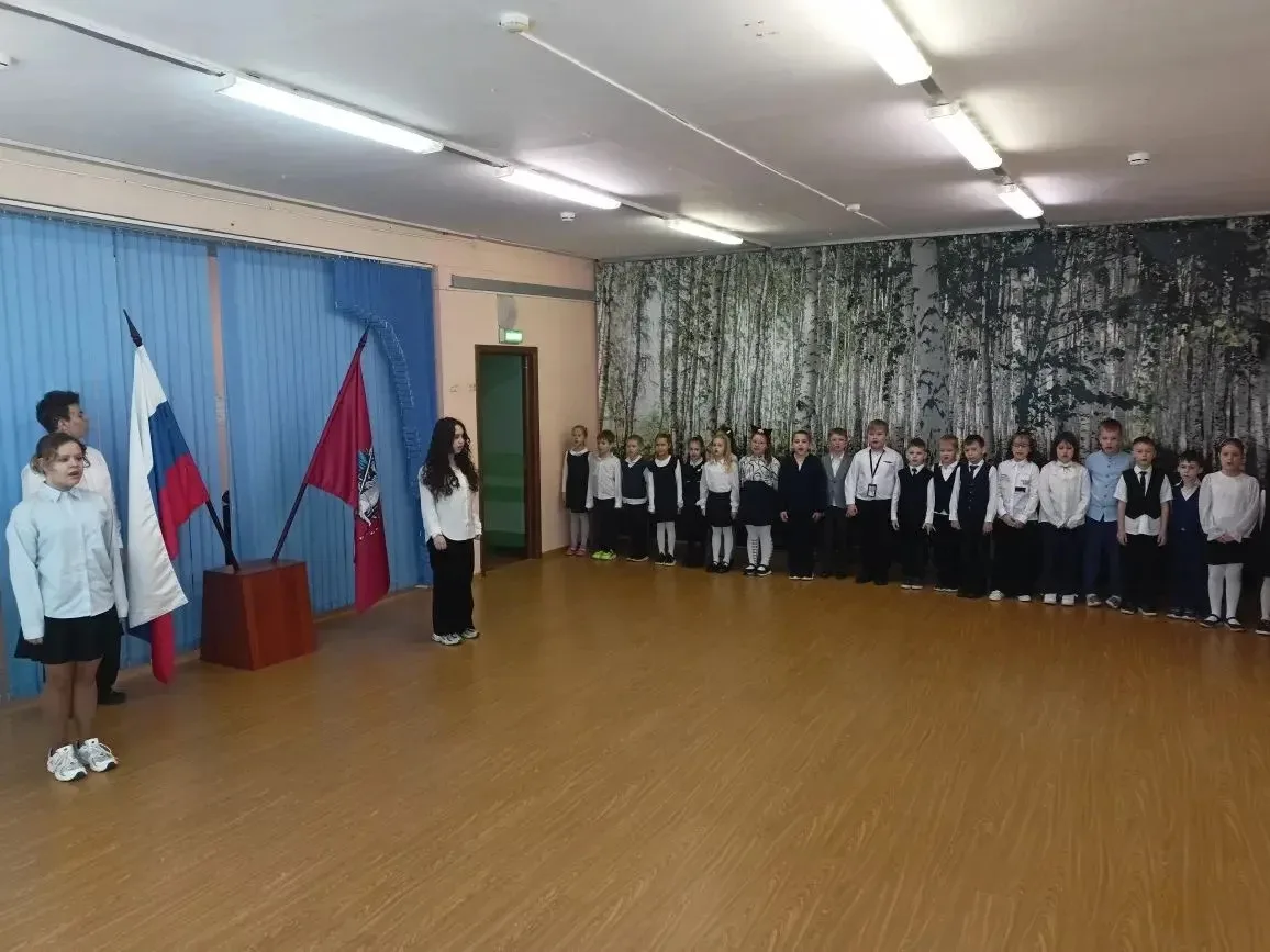 🇷🇺 Традиционно новая учебная неделя в Школе №1467 началась с церемонии поднятия государственного фла