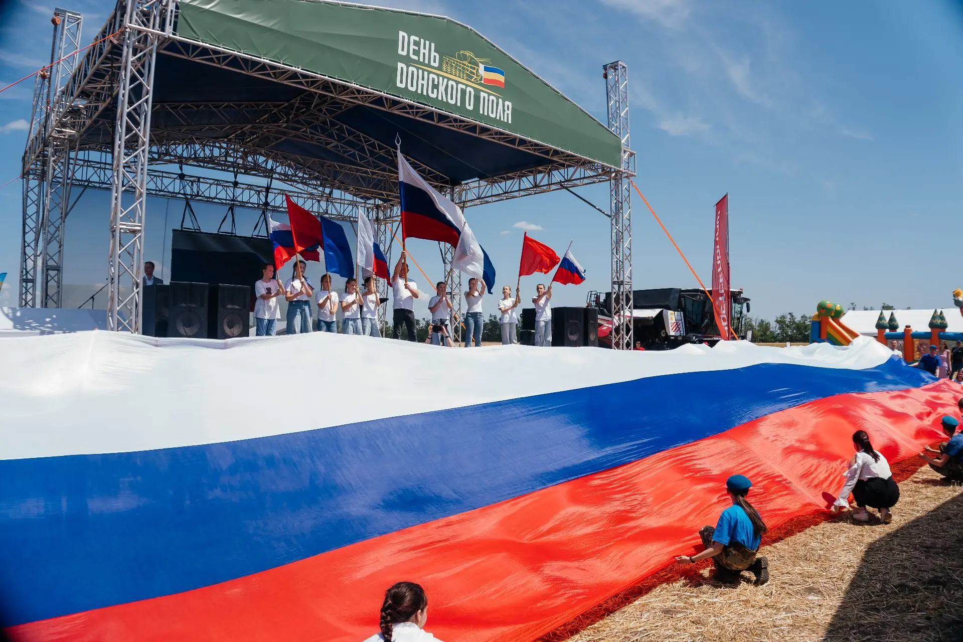 На «Дне Донского поля» развернули 25-метровый флаг России 🇷🇺 

Центр аграрного лидерства «Молодёжн