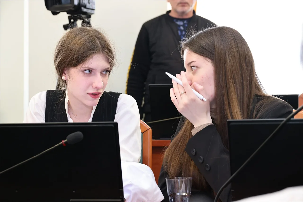 Сегодня в гостях у парламента - старшеклассники из Дзержинска. Пришел к ним на встречу, а мое место 