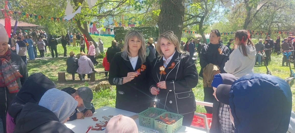 Сегодня в парке у Вечного огня после торжественного праздника, посвящённого Дню Победы, сотрудниками