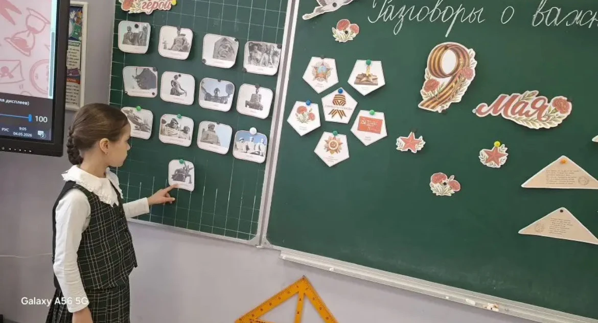 Каждый понедельник в нашей школе по традиции начинается с торжественной церемонии поднятия государст