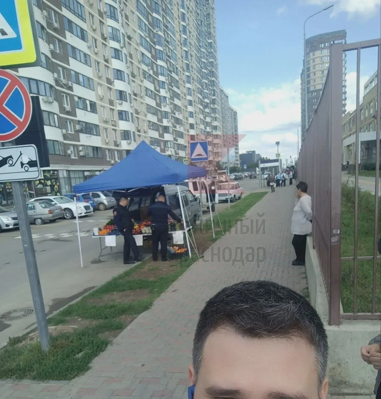 🚸 У школы №110 в Краснодаре торгуют перед переходом