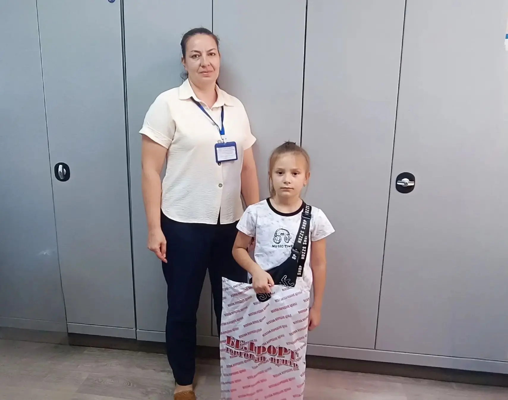В Романовском районе младшим школьникам были вручены школьно-письменные принадлежности ...