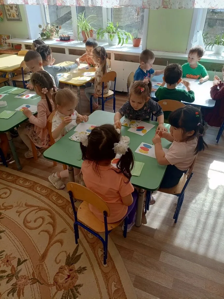Во второй младшей группе прошло занятие по аппликации на тему: " Воздушные шары'
Мы учим детей созда