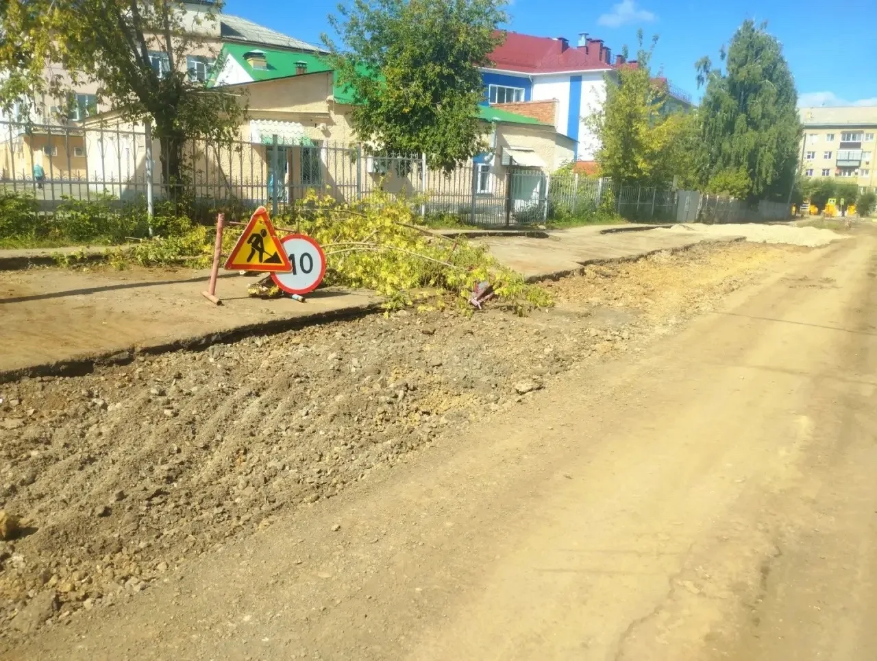 По улице Пионерской проходят работы по комплексной реконструкции дорожного покрытия. Ря...