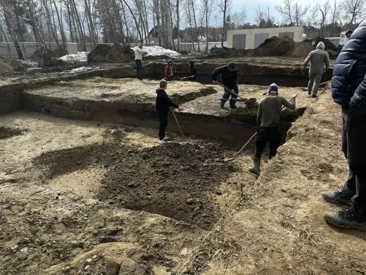 Кости мамонта нашли у Успенского монастыря.  В Удачном во время раскопок обнаружено более 3 000 объе