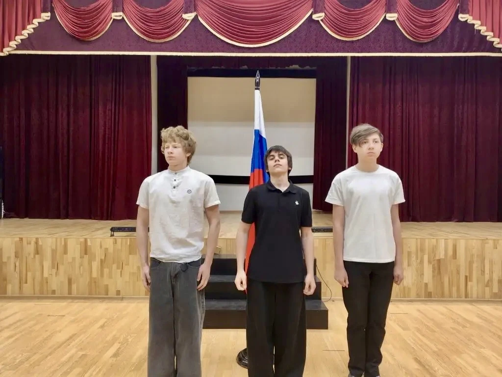 🇷🇺 Церемония поднятия флага  Каждую неделю наши ребята начинают с церемонии поднятия Государственног