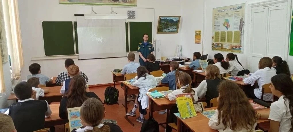 ☀️ Лето без опасностей: школьникам напомнили о правилах поведения на воде!  Совсем скоро начнутся жа