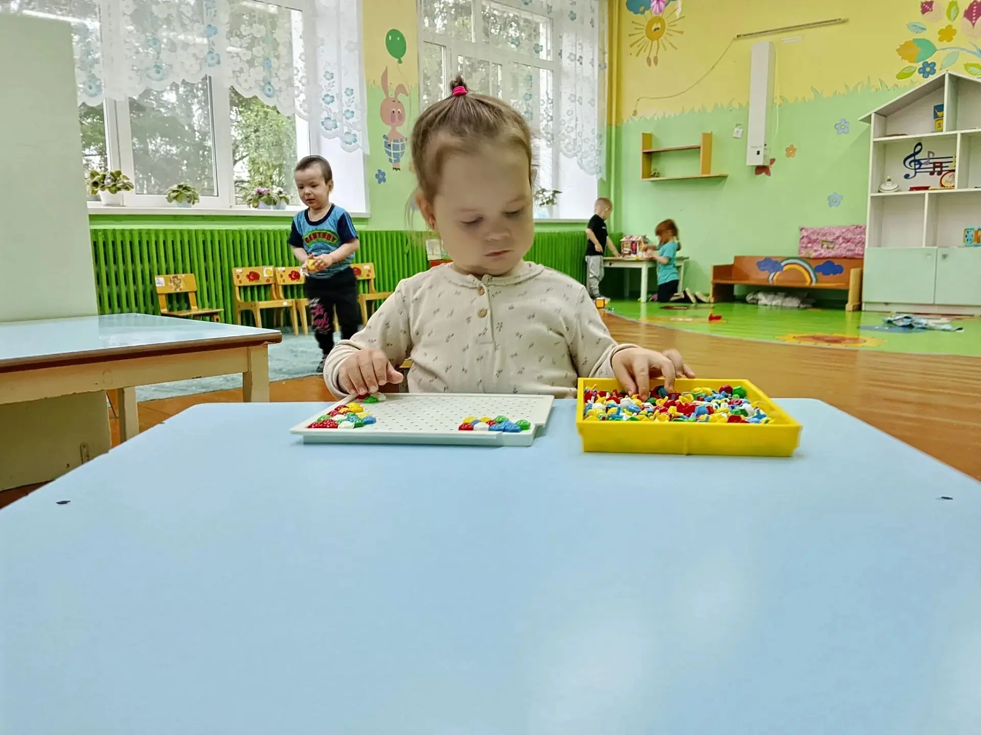 За окном бушует непогода,