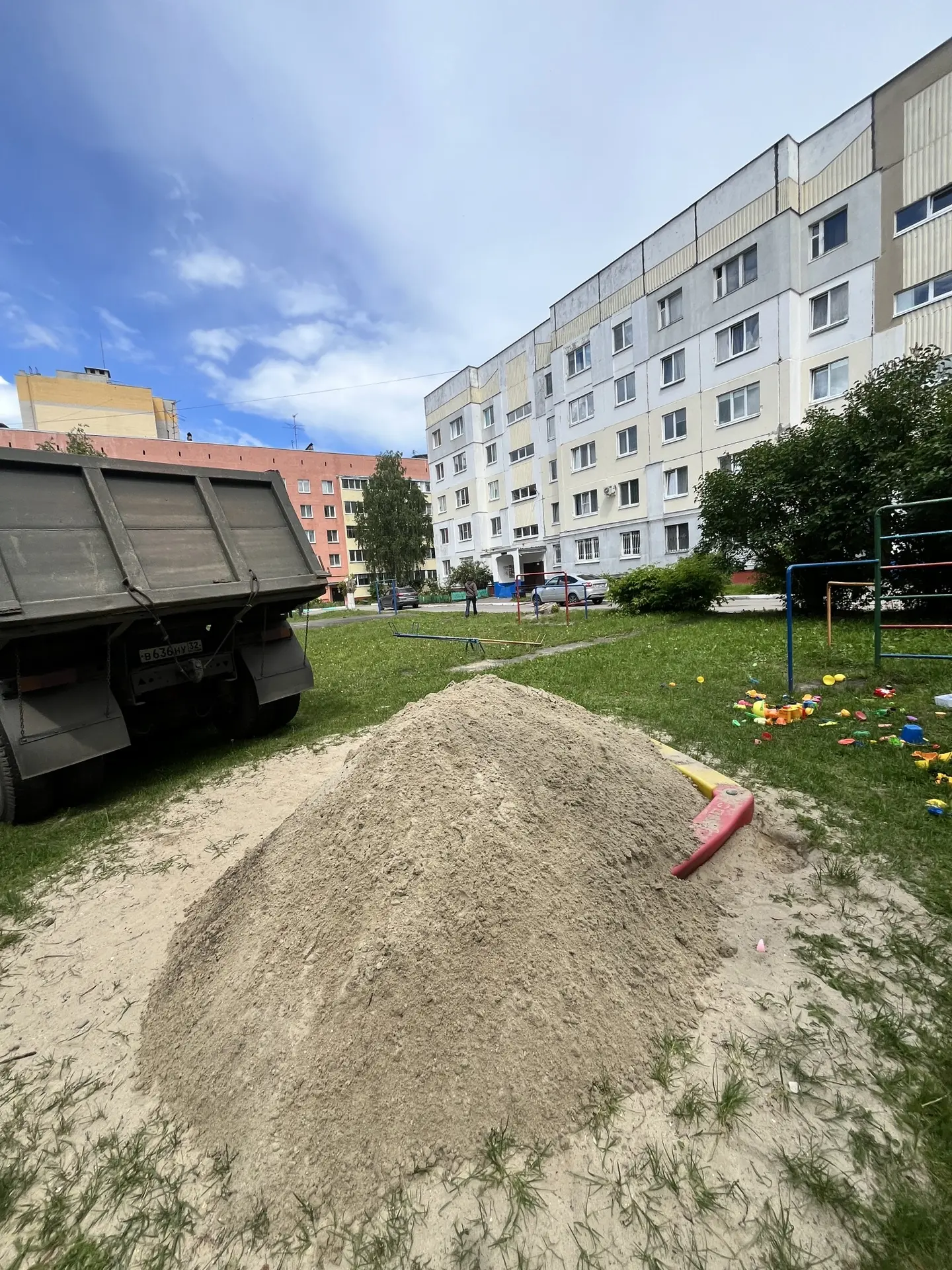 Завезли песочка детям ул. Почтовая 144. Хороших каникул, друзья!