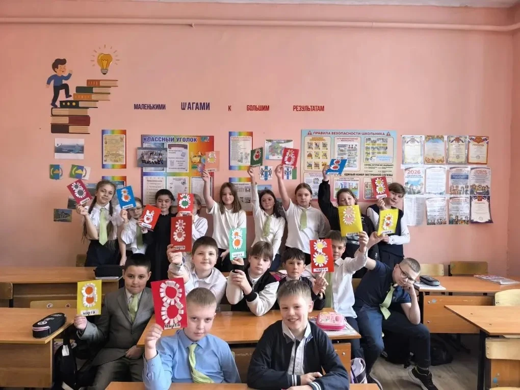 Для оформления стенда к празднику 8 марта ребята 2А и 4А класса создали яркие и красочные открытки. 
