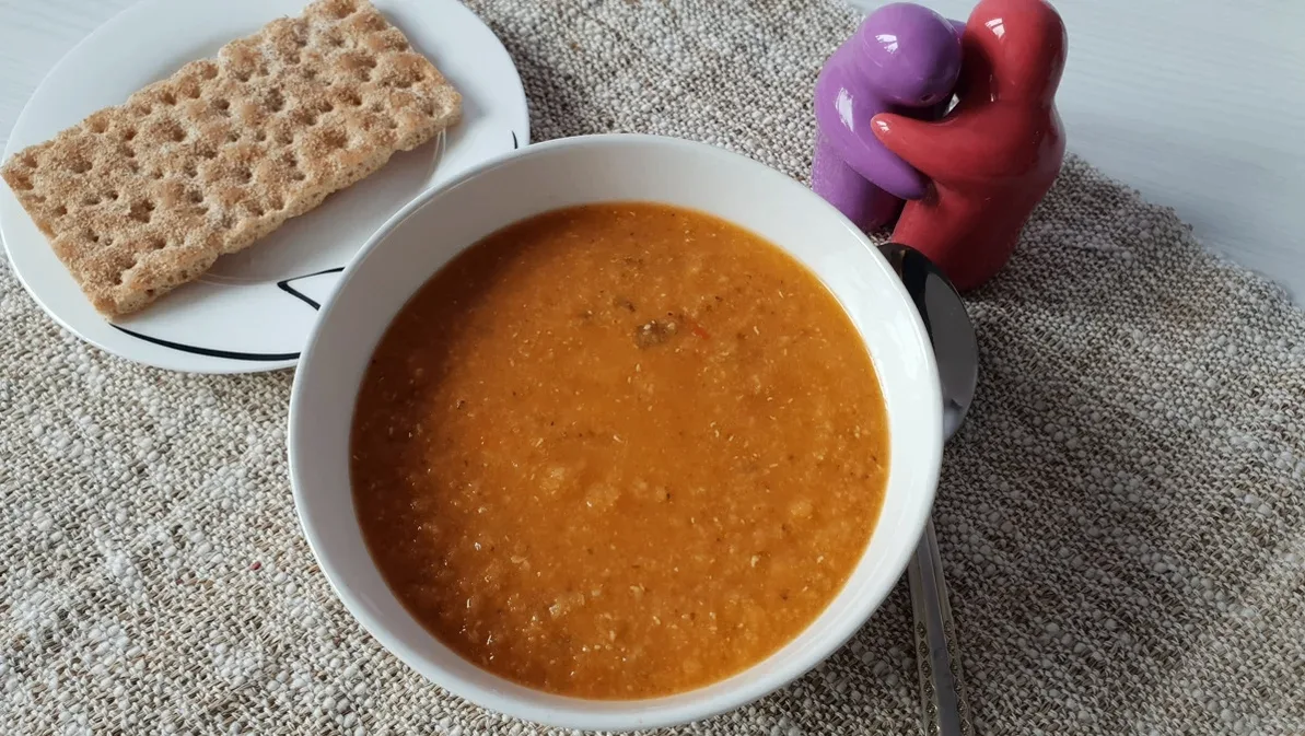 🍲 Суп-пюре из красной чечевицы — густой овощной суп с болгарским перцем и помидором.