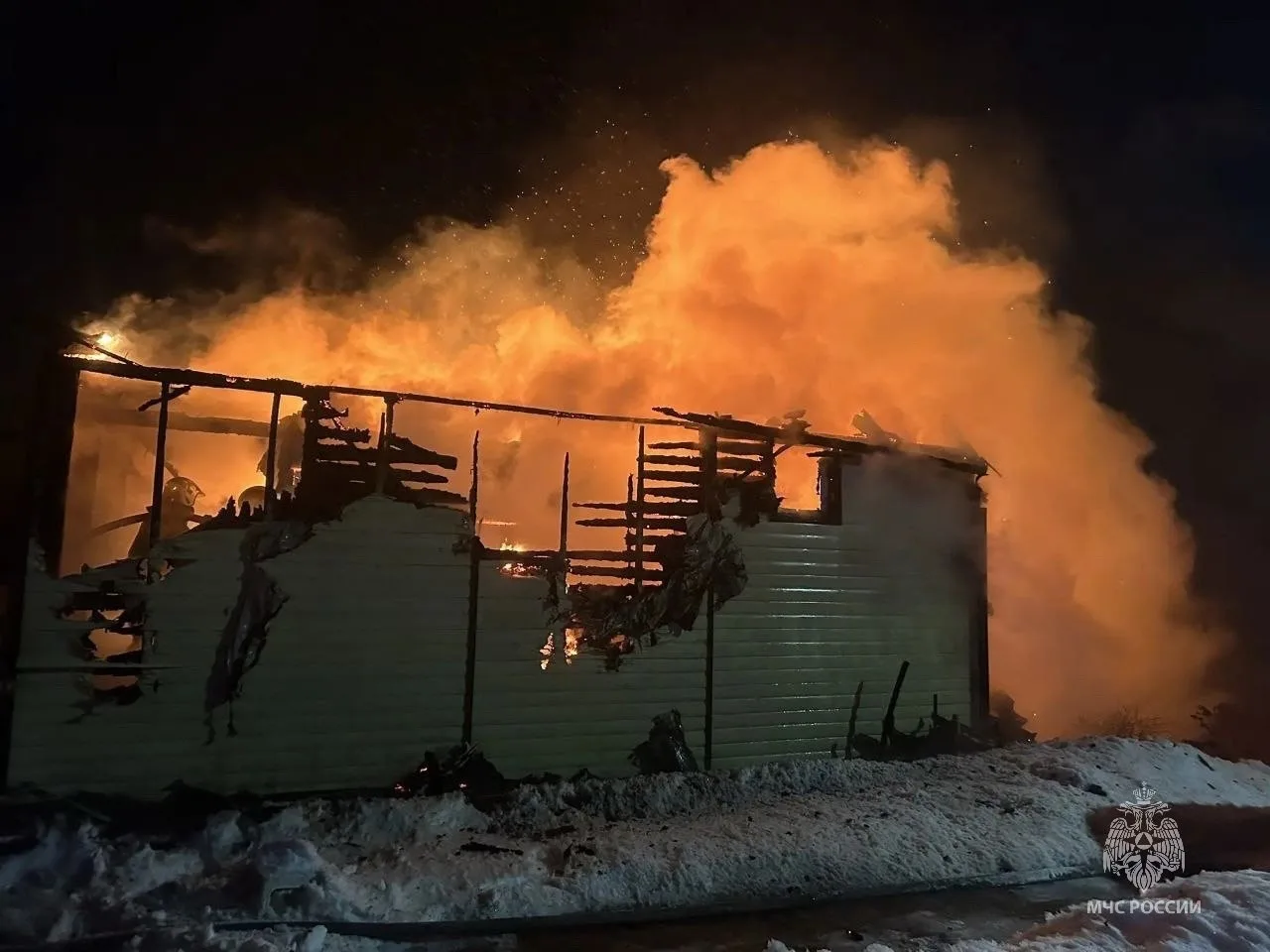 Пожар в Никольском: бытовка выгорела дотла