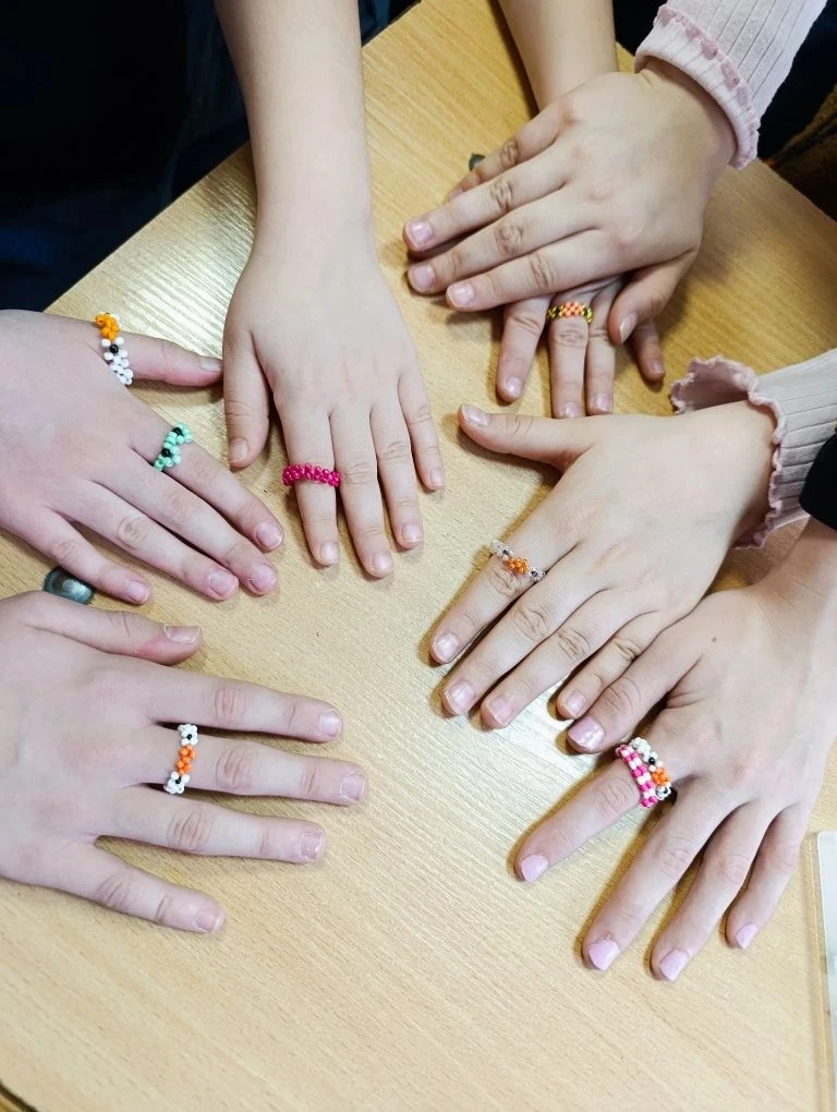 ✨🌟Все девочки любят украшения,💍👑 наши красавицы  не исключение. Юные рукодельницы   из объединени