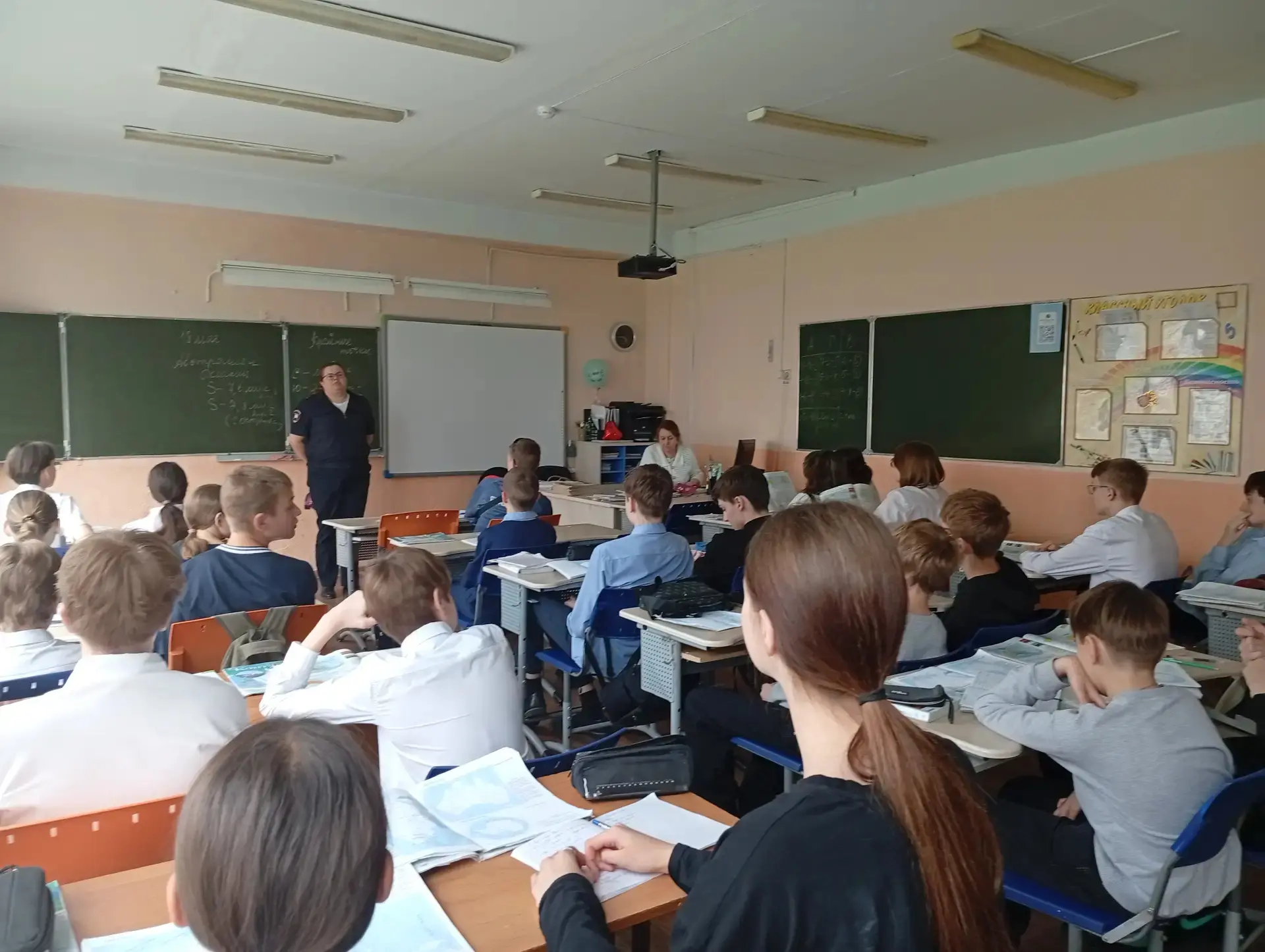 В преддверии летних каникул сотрудник ГИБДД выступил перед учащимися 6 и 7 классов, напомнив правила