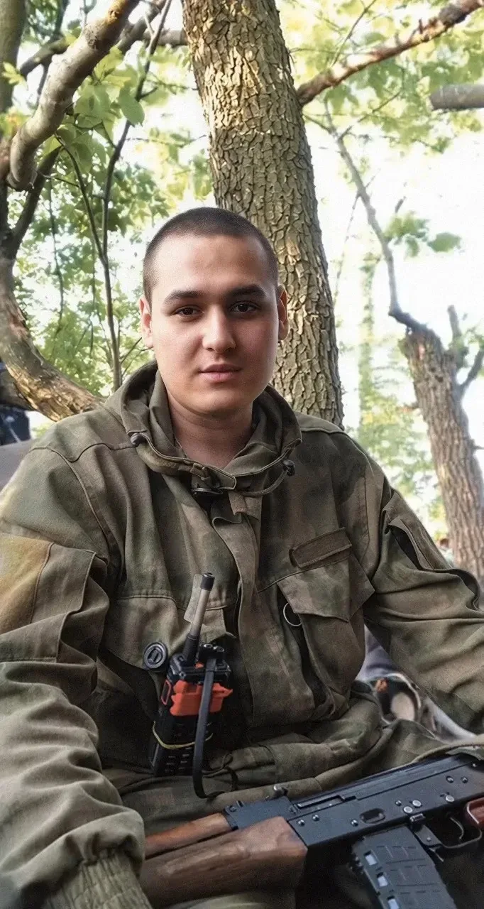 🇷🇺Парта Героя в нашей школе.  В нашей школе прошло открытие Парты Героя СВО – нашего выпускника Андр