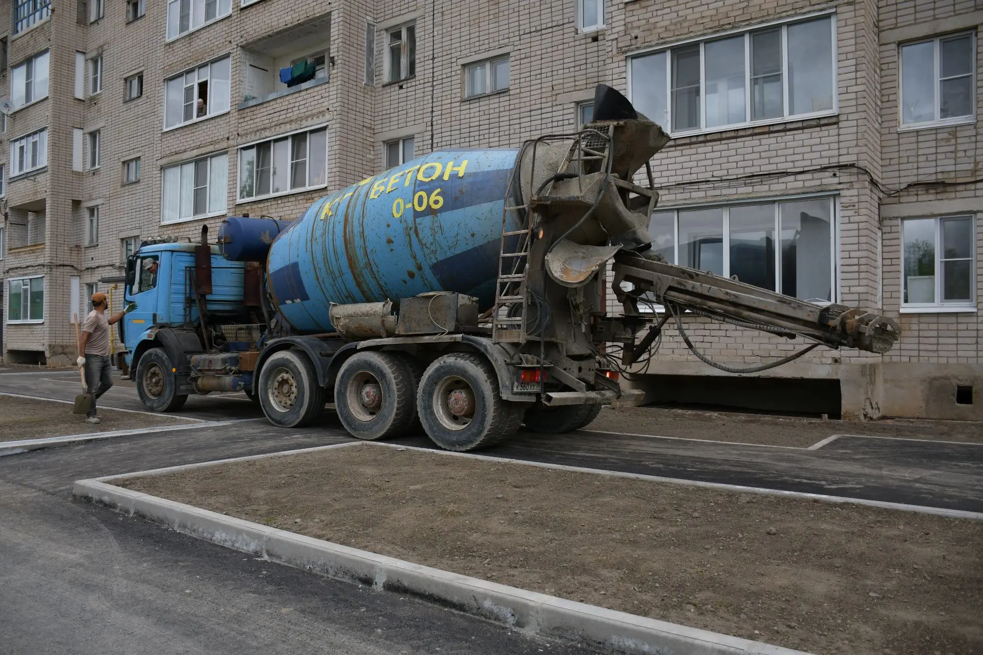 Во дворе многоквартирного дома 1А по улице Юбилейной в Шексне кипит работа.