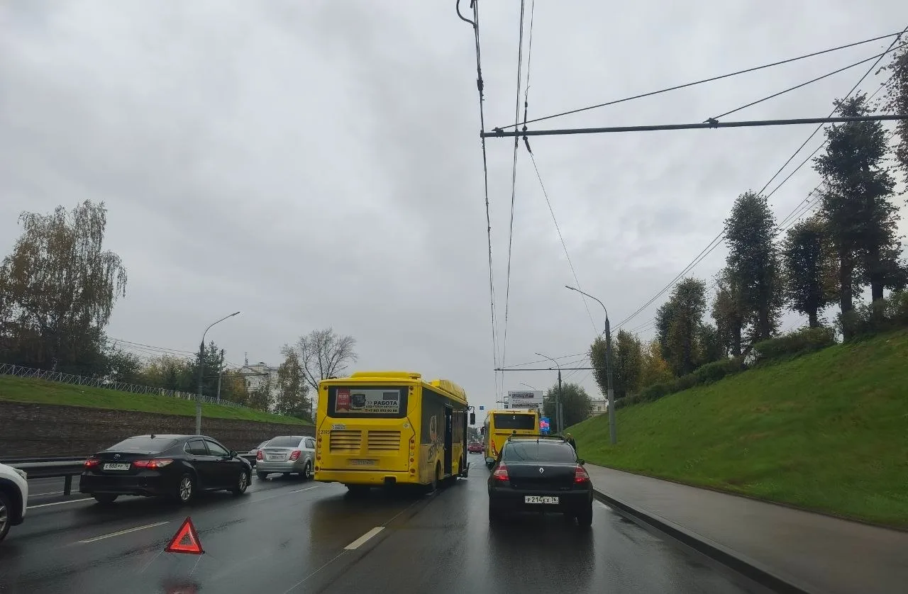 Жёлтый собрал паровозик из 3х машин на Московском.