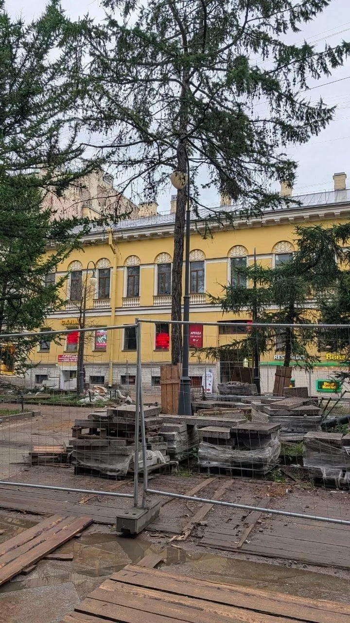 Жители в ярости из-за «восстановления» Андреевского бульвара

Плитку укладывают криво, местами испол