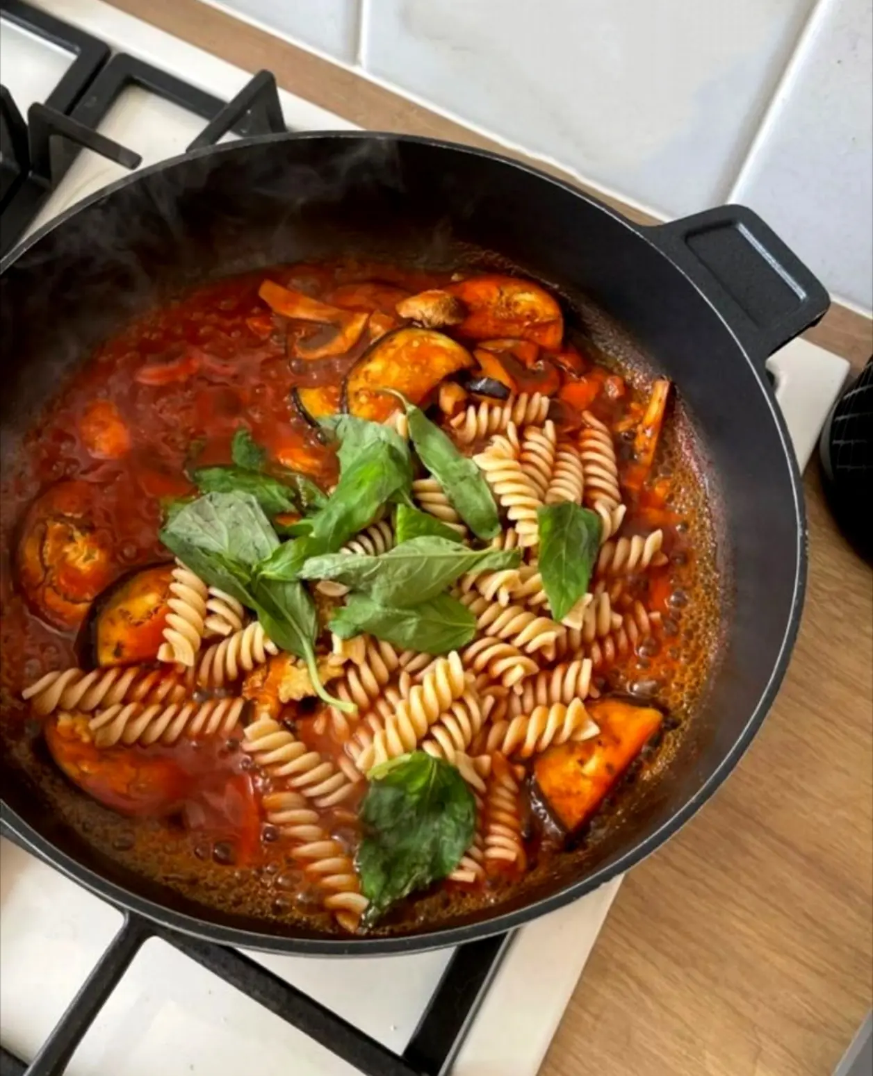 Паста с баклажанами, шампиньонами и томатами