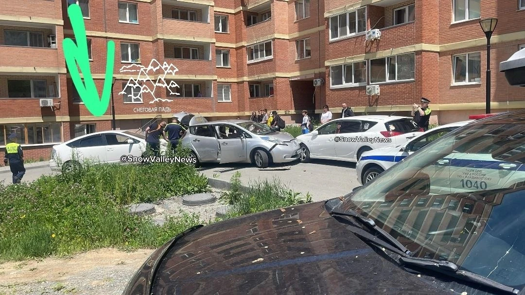 Во Владивостоке на Снеговой Пади неизвестные устроили стрель6у во дворе жилого дома — о...