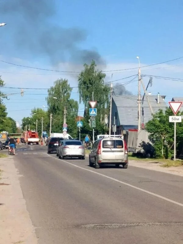 Трое взрослых и ребенок находятся в больнице после падения беспилотника на частный дом ...
