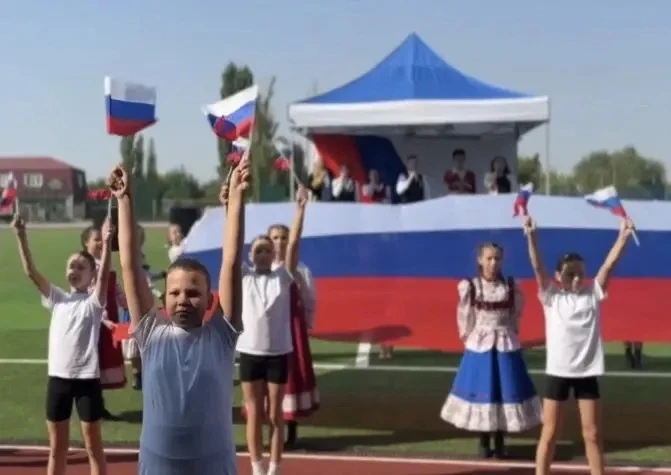 🇷🇺День флага России торжественно отметили в Красном Куте на городском стадионе имени ...