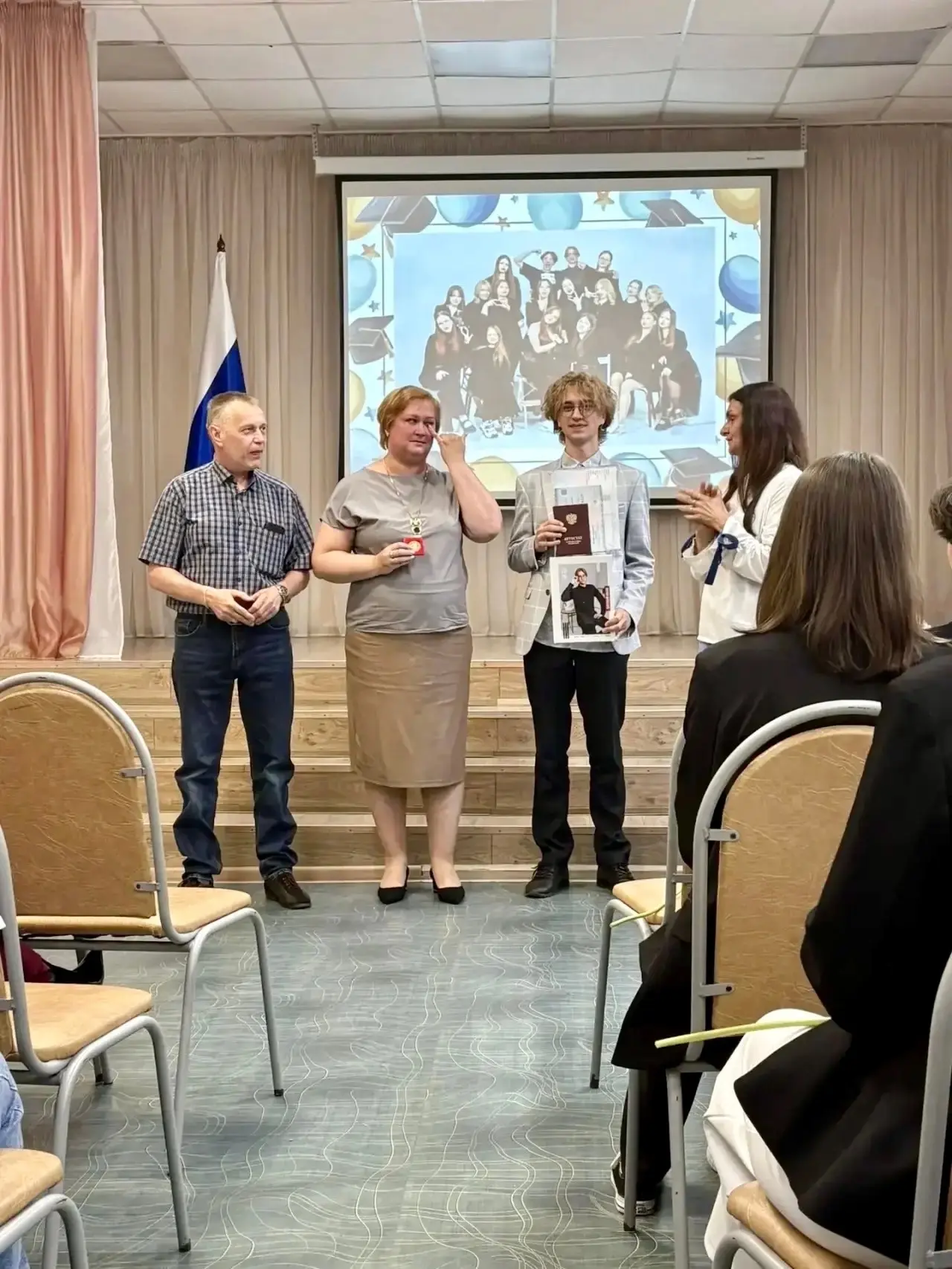 🤩27 июня аттестаты о среднем общем образовании получили 19 выпускников 11 класса, один...