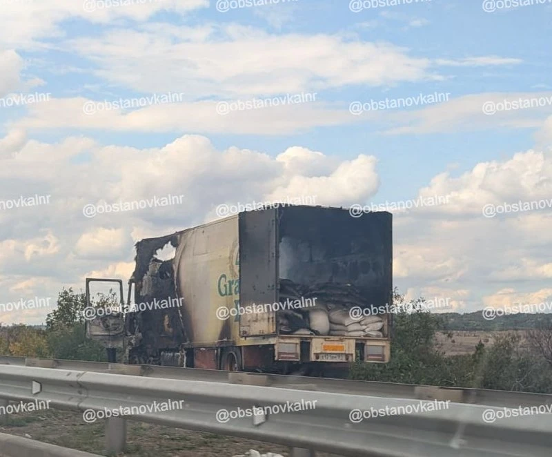 ⚡️ Первые кадры последствий вчерашней атаки БПЛА на грузовик в Юрьевке