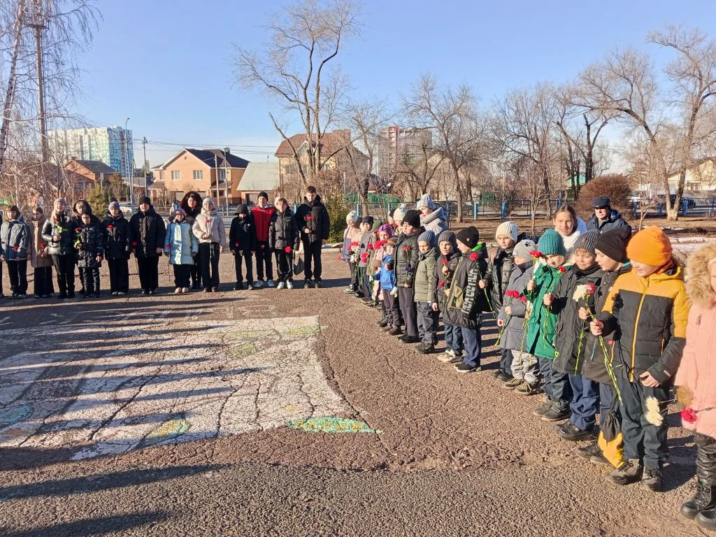 В День Героев Отечества в школе № 32 прошел митинг, участниками которого стали обучающиеся 1-11 клас