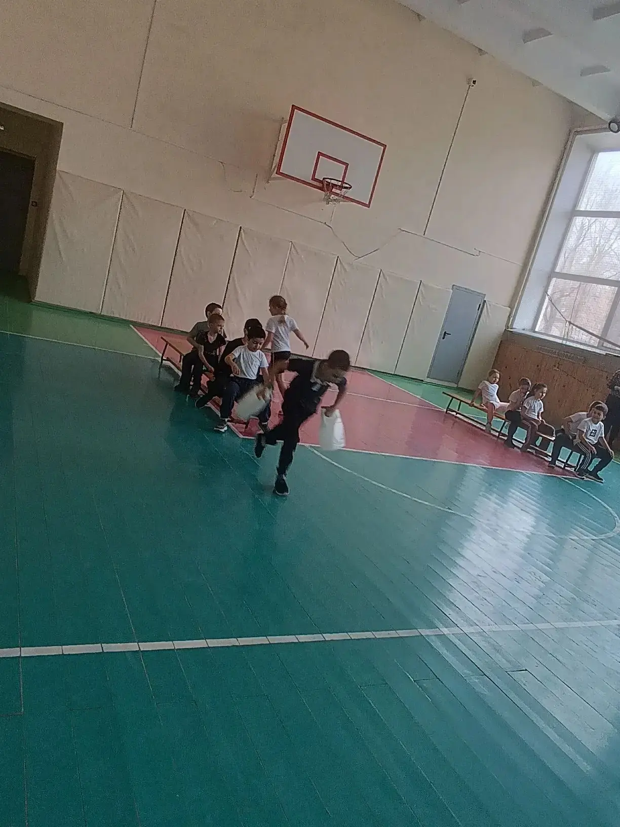 🏃‍♂️ Весёлые старты  В рамках Дня здоровья между учащимися 1Г и 1Д классов прошли «Весёлые старты» 🎉