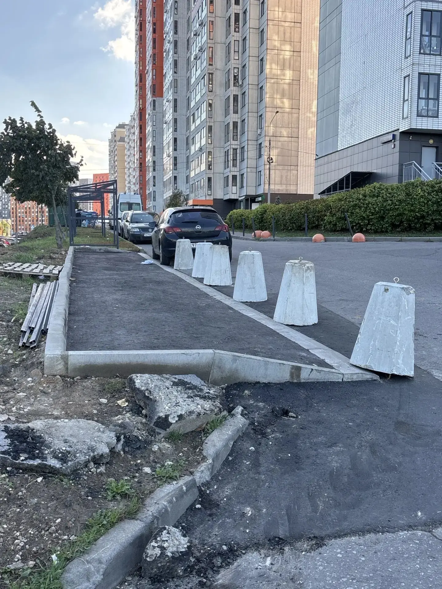 После нашего поста подрядчик установил «зубы дракона» на будущую мусорную площадку возл...