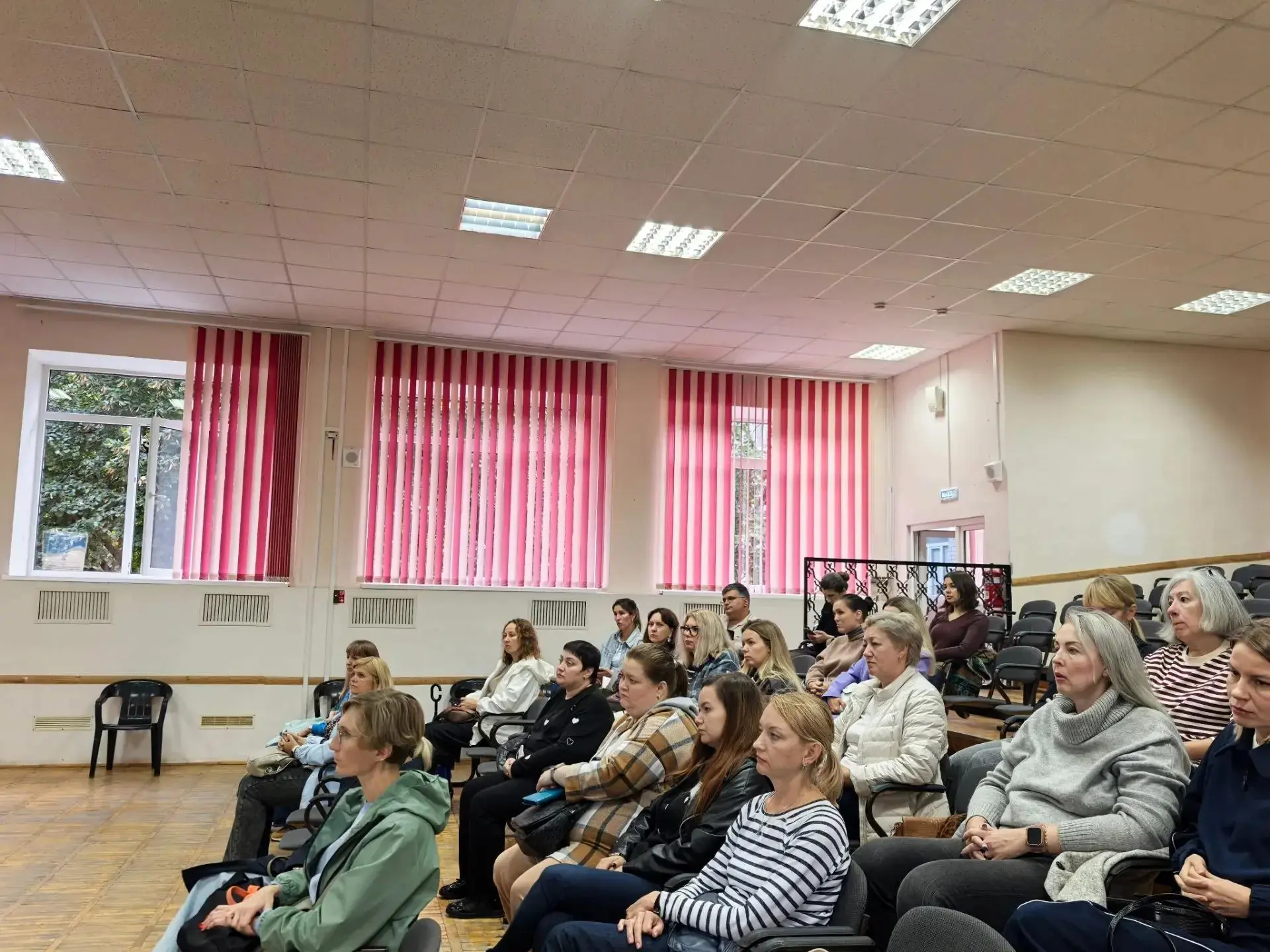 🍂 Хмурым осенним вечером в гимназии №54 «Воскресение» состоялось родительское собрание...