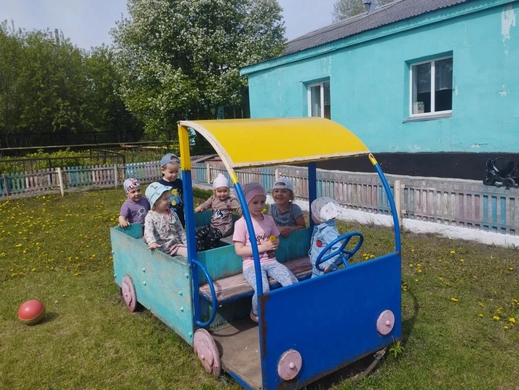 Этот транспорт наш любимый, 
Транспорт самый ходовой. 
Не пройдёт автобус мимо, 
Заберёт всегда с со