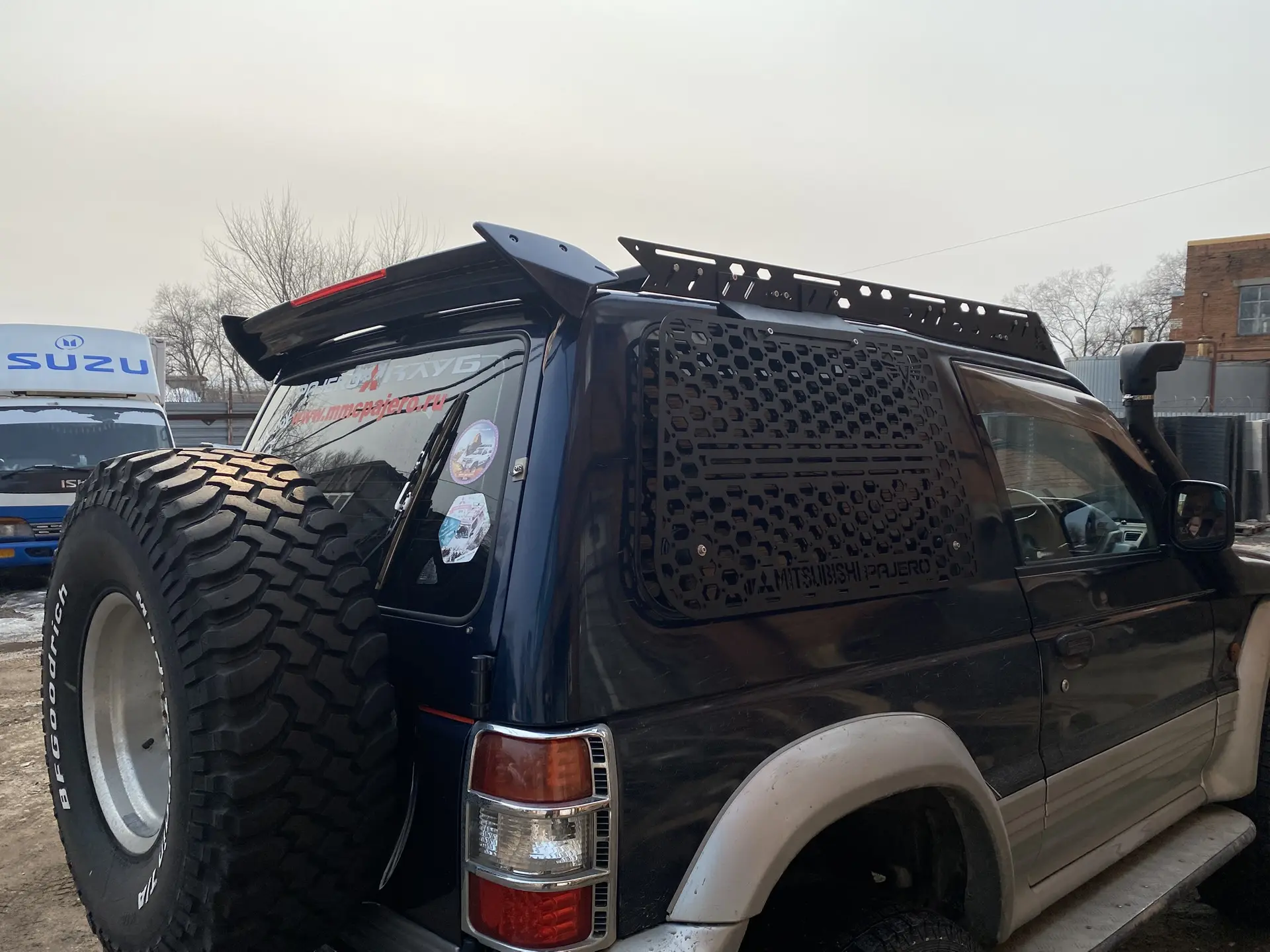 Mitsubishi Pajero II — рамный внедорожник, который производился с 1991 по 2000 год. Пре...