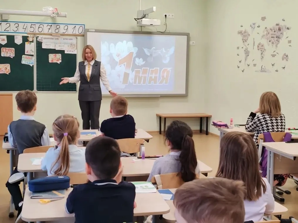🧡 Весна и Труд — повод для радости!  Приближается 1 Мая, и в нашей школе уже вовсю царит праздничное