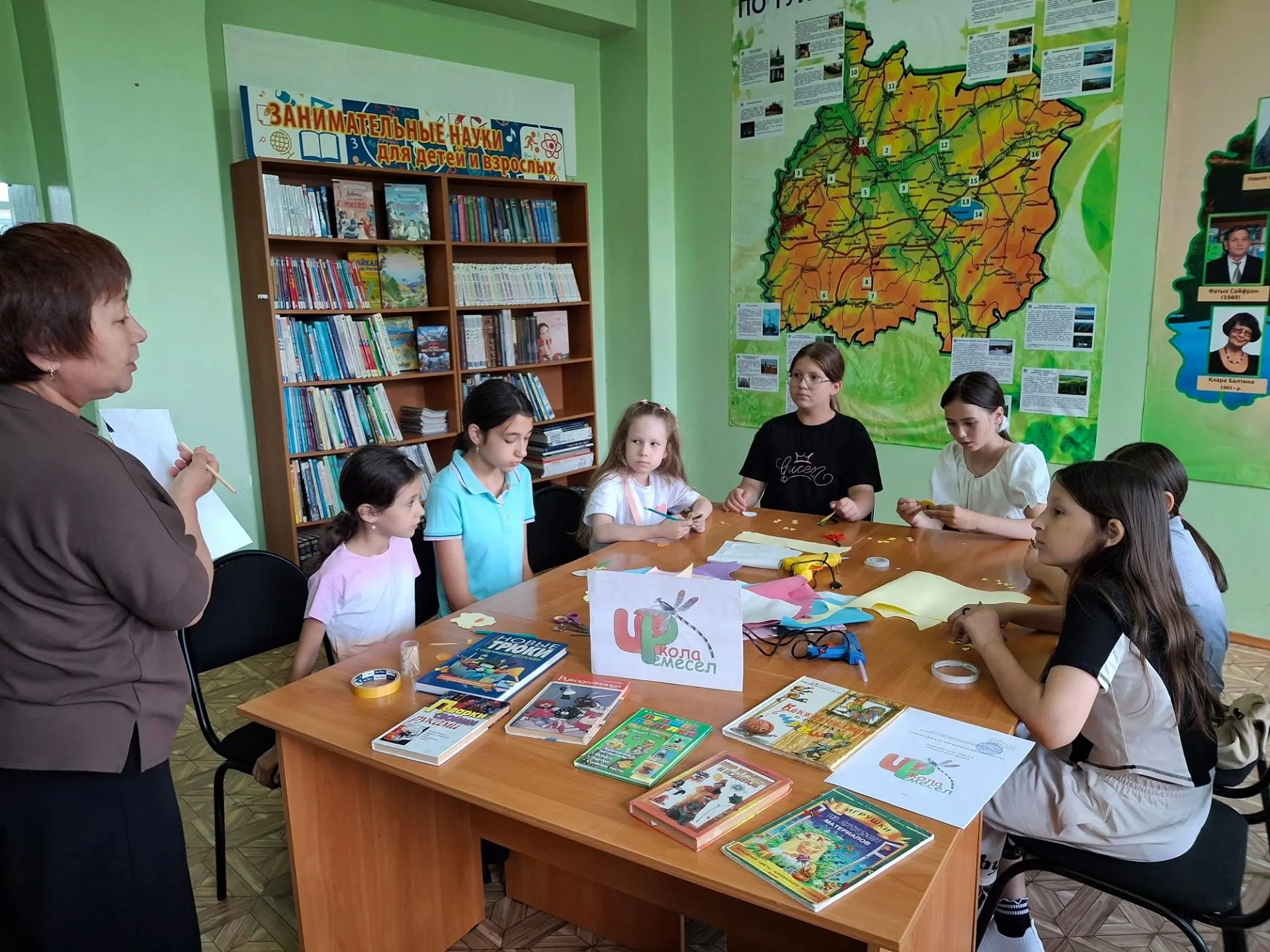 18 июня в Субханкуловской сельской модельной библиотеке состоялся час мастерилки «Вместе весело твор