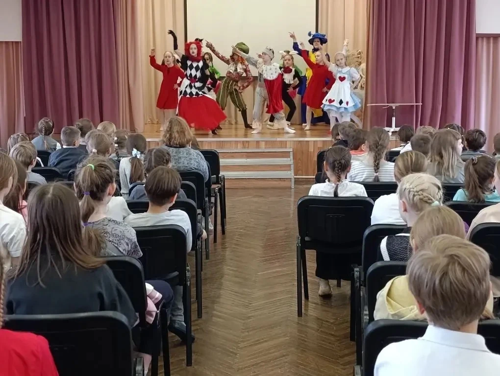 ШКОЛЬНЫЕ СПЕКТАКЛИ🎭  💥 Сегодня для учеников начальной школы детская театральная студия «Соколики»пре