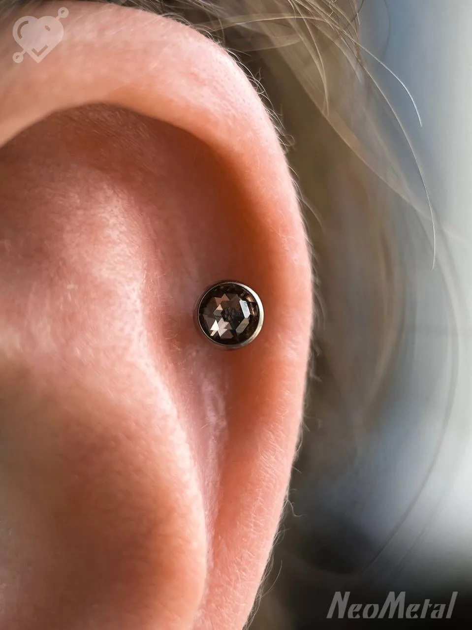 Прокол хеликс с топом Bezel Set Gem от Neometal в исполнении мастера Кирилла 🖤