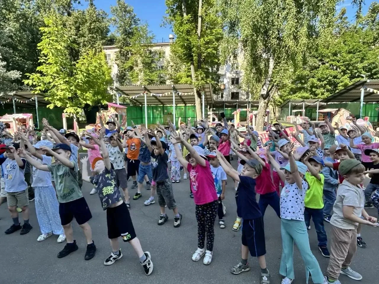 Доброе утро начинается с движения

☀ Лето в дошкольных корпусах проходит бодро и весело. Каждое утро